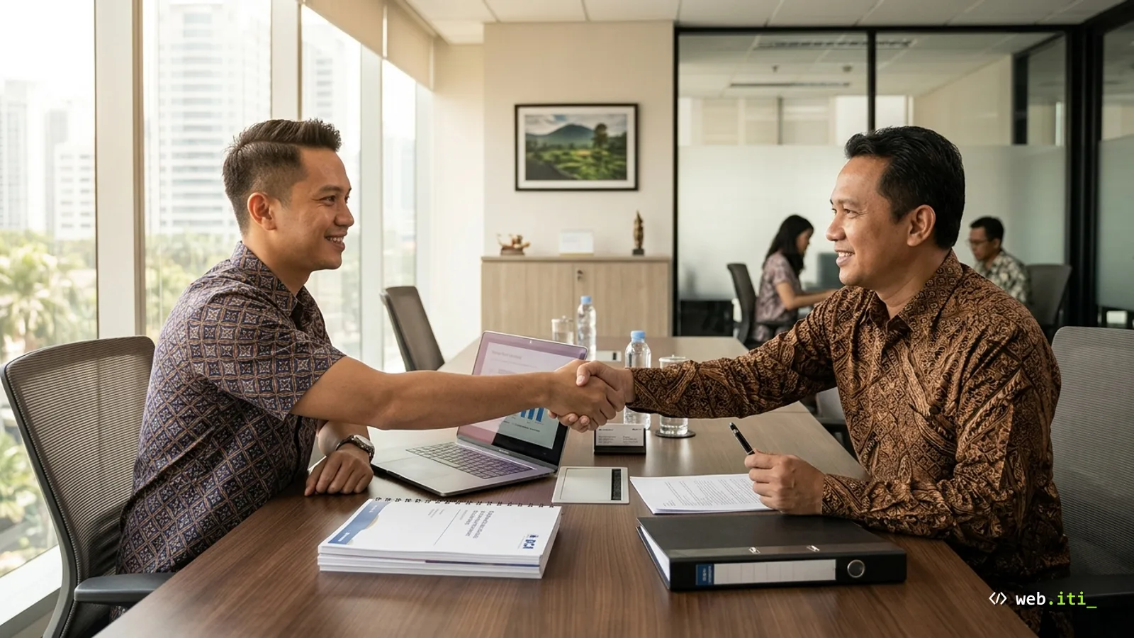 Checklist sembilan poin tercentang di atas meja kerja, di sebelah kontrak vendor dan secangkir kopi yang masih beruap